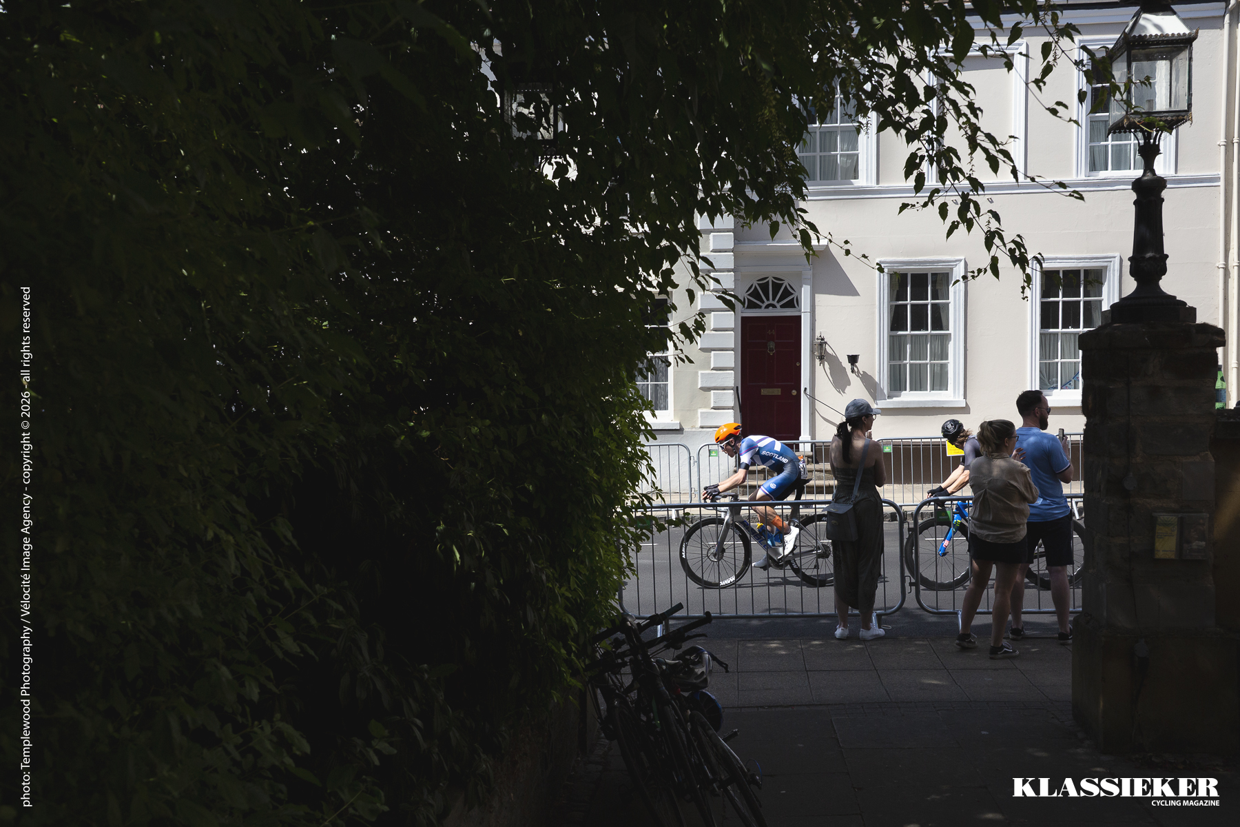 Birmingham 2022 - Riders are framed by a shaded area as they race through Warwick