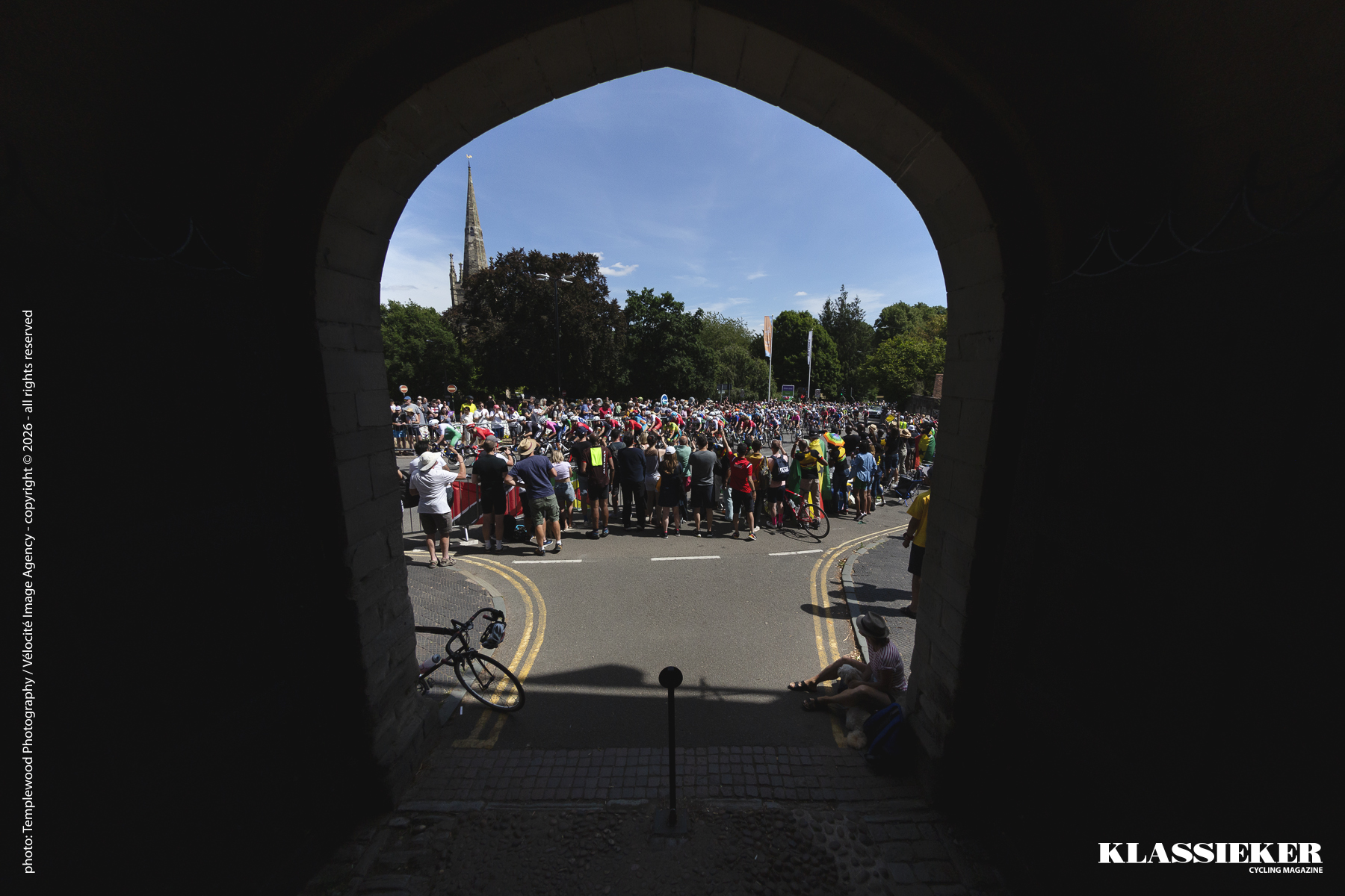 Birmingham 2022 - Crowds watching the race are framed by a castle gateway