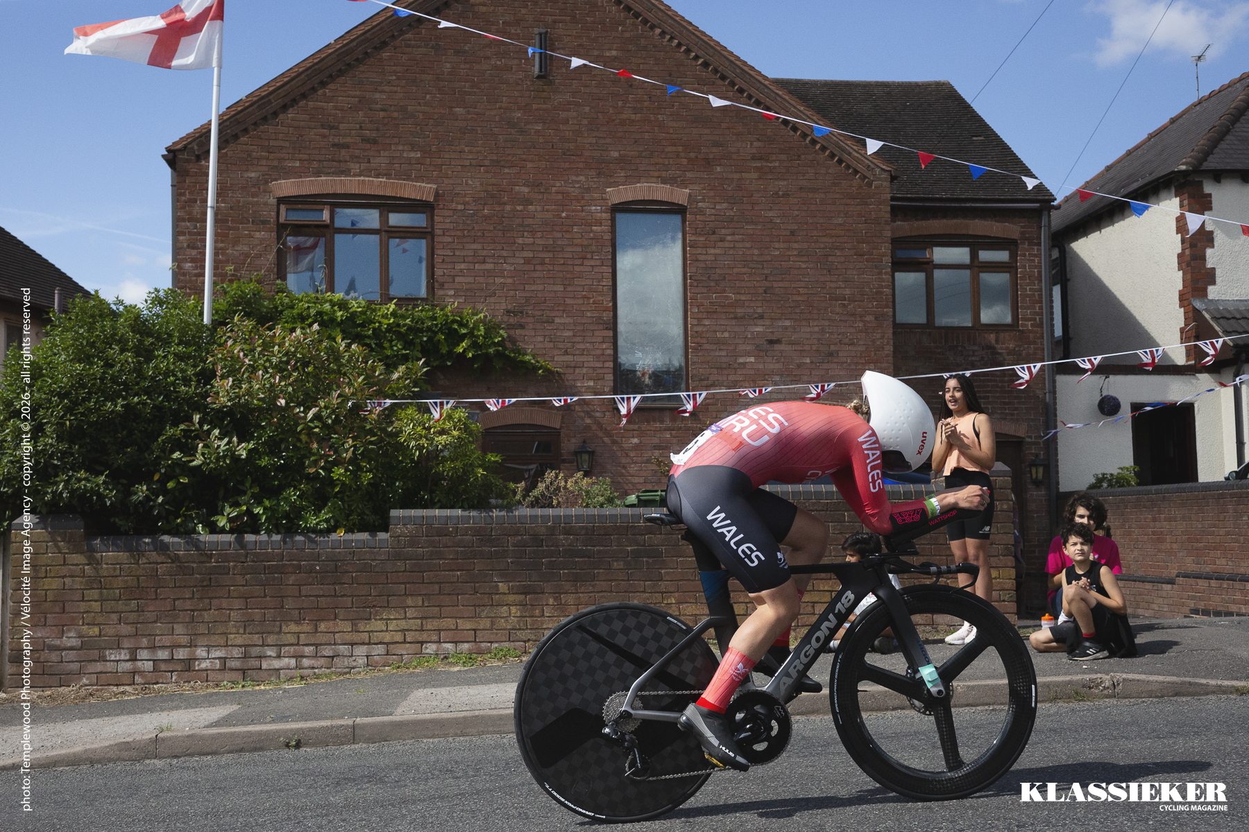 Birmingham 2022 - Leah Dixon of Wales is watched on by a group of young fans
