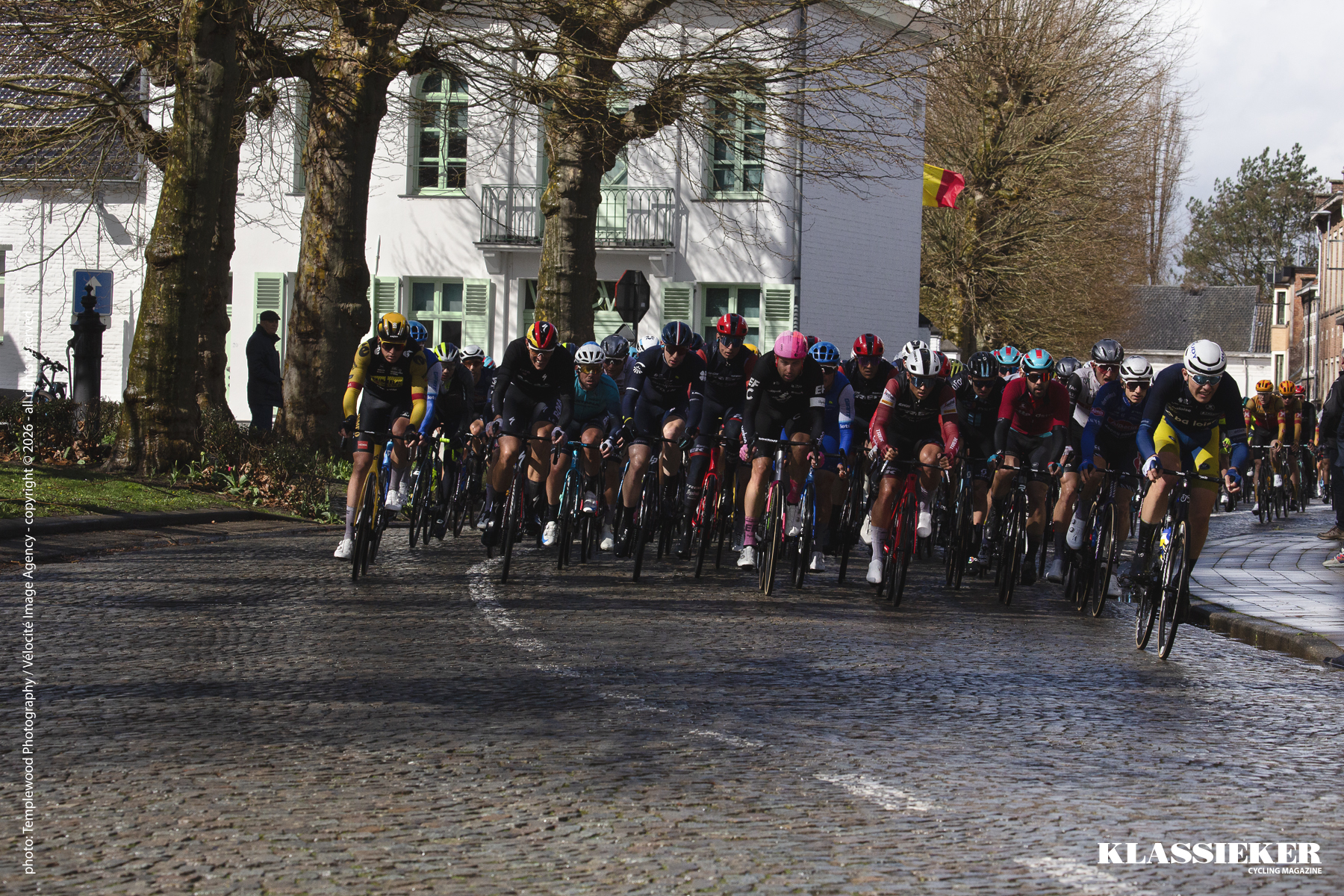 E3 Saxo Classic 2023 - The peloton on the wet cobbles of Beaucarnestraat