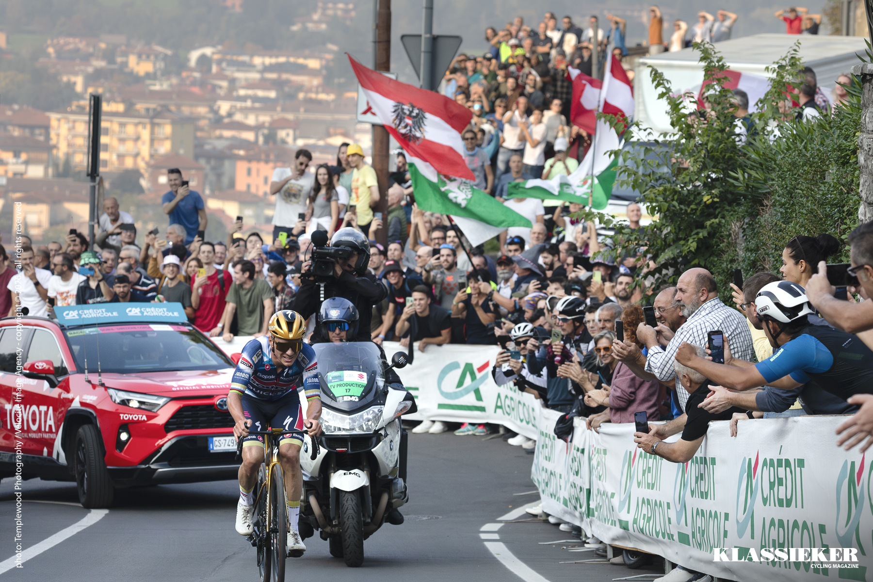 Il Lombardia 2025 - Large crowds watch Remco  Evenepoel tackle the final climb above Bergamo
