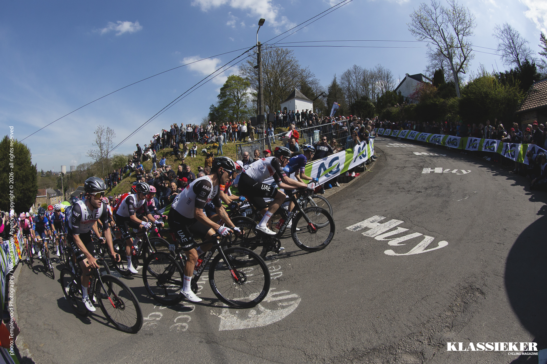 La Flèche Wallonne 2023 - The peloton approaches a steep hairpin bend on the Mur de Huy