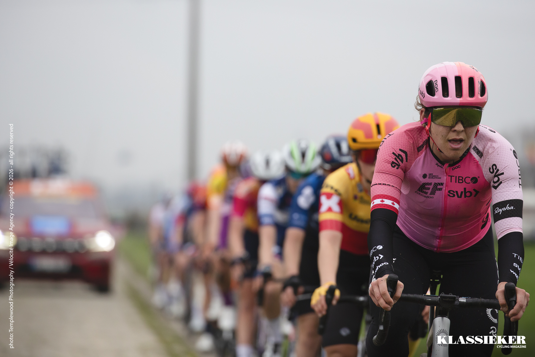 Paris Roubaix 2023 - Alison Jackson rides at the head of a group on a cobbled sector
