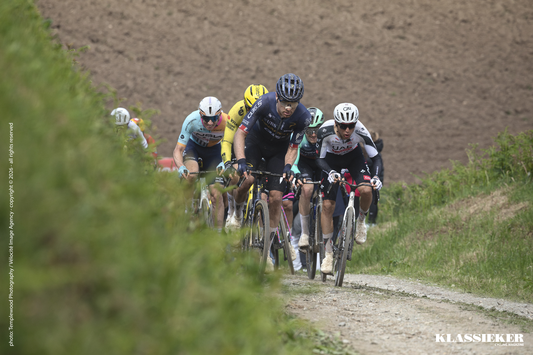 Tro Bro Leon 2026 - The leaders attack the final climb with ploughed fields in the background