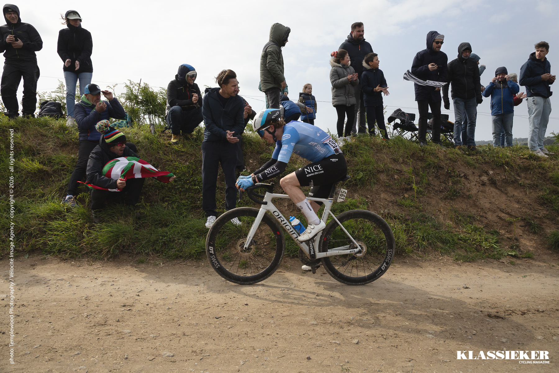 Tro Bro Leon 2026 - Fans, one waving a Basque flag, cheer on Alexander Konijn during the final climb of the race
